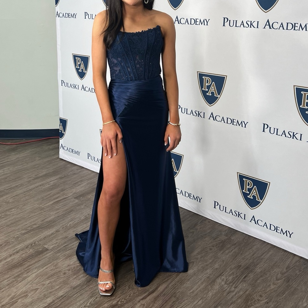 Beautiful navy blue Sherri Hill gown worn for 2 hrs perfect/flawless condition!